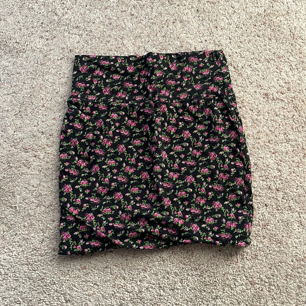 Flower patterned mini pencil skirt